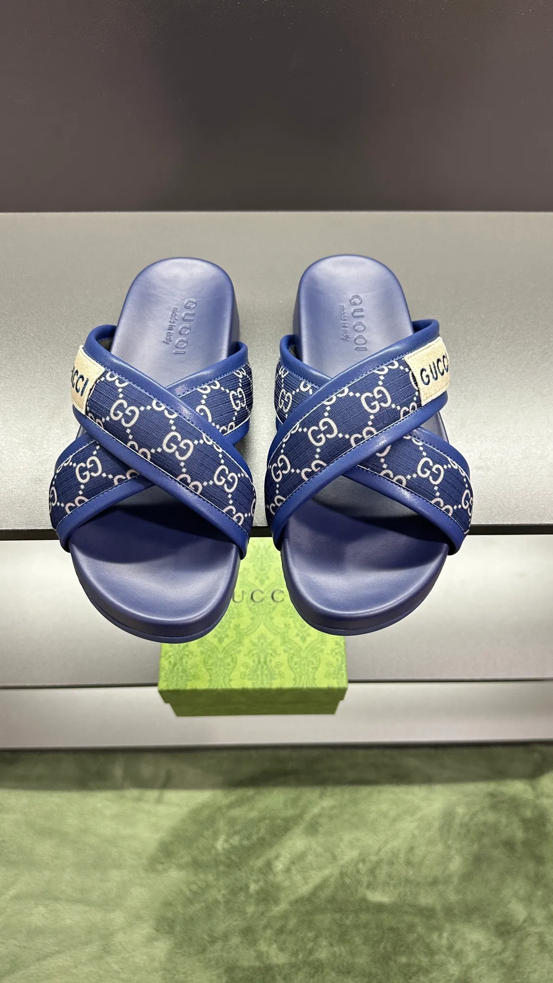 [G Family Couple Style] P: 300💰Female size 36~40 Men's size 39~45, (46. Custom-made Unisex GG slippers This slipper is made of GG polyester fiber and is decorated with a Gucci label on the front, adding a striking logo feel to the style. Beige GG recycled polyester fiber Unisex leather trim "Gucci Made in Italy" embroidered label Rubber sole Flat Made in Italy